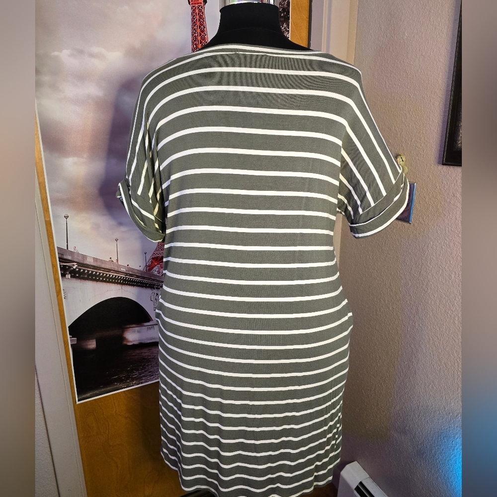 2X NEW Boutique ZENANA Olive/Wht Striped Dress VNeck 27-31.5"Ptp 39"Long 2 Pckts - Picture 3 of 11
